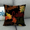 Détail de la housse de coussin en lin avec feuilles d'érable et texte Autumn is Calling - Autumn is Calling Feuille d'Érable Noir (8)