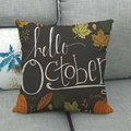 Détail du texte hello OCTOBER sur housse de coussin en lin avec citrouilles et érable - Hello October Citrouille Érable Marron (9)