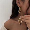 Minimalistische unregelmäßige goldene Creolen mit polierter geometrischer Metalltextur - Gedrehter Schlaufenstil-Gold (03283)