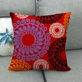Nahaufnahme des roten böhmischen Kissenbezugs auf grauem Sofa mit feiner Leinentextur - 45x45 cm / Roter Hintergrund Wirbel-Mandala (5)