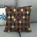 Detailopname van de linnen kussenhoes met vintage ruitpatronen op een grijze bank - 45x45 cm / Vintage Ruitstijl (1)