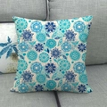 Detailaufnahme des Leinen-Kissenbezugs mit blauem Mandala-Blumenmuster auf Stoff - 45x45 cm / Blau- Und Cyanfarbene Blumenstruktur (10)