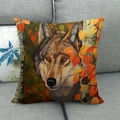 Housse de coussin en lin avec motif loup et feuilles d'automne sur un canapé gris neutre - Style Portrait de Loup de Forêt Mi-Corps (8)