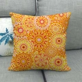 Aquarell-Sonnenblumen-Mandala-Kissenbezug aus Leinen auf einem grauen Sofa - 45x45 cm / Orange-Gelbe Mandala-Struktur (11)