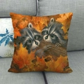 Détail d'une housse de coussin en lin avec motif de râteau et feuilles d'automne - Style Raton Laveur se Cachant dans les Feuilles d'Automne (12)