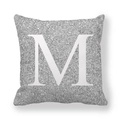 Fodera per cuscino decorativa argento con texture di paillettes e lettera M bianca - Lettera M