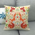 Housse de coussin en lin avec imprimé renard et écureuil sur canapé gris détail - Style Art Populaire Renard et Écureuil Style (16)