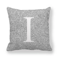 Fodera per cuscino in paillettes argento con lettera I bianca su sfondo minimalista - Lettera I