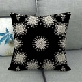 Nahaufnahme der schwarzen Leinen-Kissenhülle mit weißem Boho-Mandala-Geometriemuster - Schwarz Beige Mandala (1) / 45x45cm