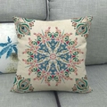 Detailaufnahme der Leinen-Kissenhülle mit buntem Mandala-Muster auf grauem Sofa - Buntes Geometrisches Mandala (2) / 45x45cm