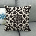 Boho-Kissenbezug aus Leinen mit schwarzem Mandala-Muster auf beigem Sofa-Hintergrund - Schwarz-Weiß Symmetrisches Mandala (3) / 45x45cm