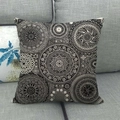 Quadratischer Boho-Kissenbezug aus Leinen mit schwarz-weißem Mandala-Muster auf dem Sofa - Komplexes Boho-Geometrisch (4) / 45x45cm