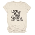 Dettaglio della stampa vintage con gallina Local Egg Dealer su t-shirt color crema - S / Sabbia (Testo Nero)