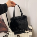 Große schwarze Kunstpelz-Handtasche mit weicher Plüschstruktur und Lederriemen für den Winter - Schwarz