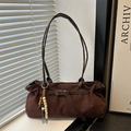 Grand sac cabas rétro en daim synthétique marron foncé avec pendentif perlé sur fenêtre - Avec Pendentif / café