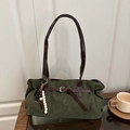 Retro donkergroene schoudertas van suède met bruine leren riem en kralenhanger decoratie - Groen