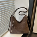 Braune Vintage Hobo-Schultertasche mit Quasten und Reißverschluss auf minimalistischem Grund - Braun