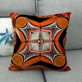 Federa in lino bohémien con motivi etnici arancioni e neri su un divano grigio - Texture Geometrica Nero Arancio (1)