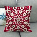 Dettaglio del motivo mandala rosso su federa in lino posizionata su divano in tessuto grigio - Mandala Geometrico Rosso e Bianco (4)