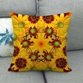 Dettaglio trama di federa bohémien con motivo a girasole giallo su un divano grigio - Caleidoscopio Girasole (3)