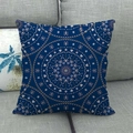 Gedetailleerde textuur van bohemian mandala-patroon op de marineblauwe linnen kussensloop - Donkerblauwe Mandala