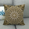 Detail van bohemien vierkante kussenhoes met wit mandala-patroon op warm bruin linnen - Warm Bruin Mandala
