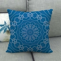 Detaillierte Textur des blauen Leinenkissenbezugs mit weißem Mandala-Geometrie-Muster - Dunkelblau Radiales Muster
