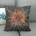 Detailaufnahme der böhmischen geometrischen Blumenmuster auf hochwertiger Leinenkissenhülle - Vintage Abstrakt Floral
