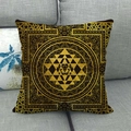 Detailansicht der schwarzen Leinen-Kissenhülle mit goldenem Mandala-Geometriemuster - Schwarz Gold Mandala