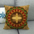 Detail eines böhmischen Mandala-Kissenbezugs mit goldenen Mustern auf grauem Sofa - Antik Gold Ethnisch