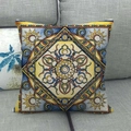 Nahaufnahme von geometrischem Mandala-Muster auf Leinen-Kissenbezug mit gelben Details - Mediterranes Sonnenmotiv
