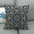 Detailansicht der böhmischen Mandala-Geometrie auf dem Leinenkissenbezug im Nahformat - Blau Grau Mandala