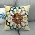 Detail eines Leinen-Kissenbezugs mit böhmischem Knotenmuster und Regenbogen-Farbverlauf auf Sofa - Farbverlauf Keltischer Knoten