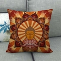 Boho-Leinen-Kissenbezug mit Buddha- und Mandala-Druck auf einem grauen Stoffsofa - Zen Buddha Lotus