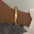Bracelet jonc irrégulier doré moderne avec design organique fluide et finition polie - Style Poli Fluide Organique (2391) / Doré