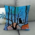Gedetailleerde macro-opname van een linnen kussenhoes met kat-silhouet op een grijze bank - 45x45cm / Blauw Oranje Graffiti Silhouet Kat (4)