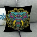 Fodera per cuscino in lino con stampa mandala elefante boho su un divano in tessuto - 45x45 cm / Mandala Elefante Colorato (11)