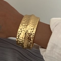 Bracelet manchette large doré avec une finition métallique martelée et texturée - Style Large Martelé Lourd (0047) / Doré