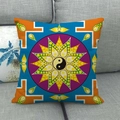 Linnen kussensloop met kleurrijk mandala yin yang patroon op een grijze bank - Oranje Blauw Yin Yang Mandala