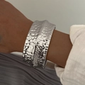 Bracelet manchette large style hip-hop en argent brillant avec texture martelée moderne - Style Large Martelé Lourd (0047) / Argenté