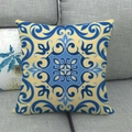 Quadratischer Boho-Kissenbezug mit blauen marokkanischen Fliesenmustern auf grauem Sofa - Marokkanisches Fliesenmuster