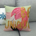 Linnen kussensloop met roze flamingo en Be Unique tekst op een gestreepte basis - Roze Flamingo Strepen Kunst (1)