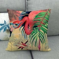 Detail van linnen kussensloop met roze flamingo-opdruk op een grijze stoffen bank - Flamingo Met Blauwe Bril (2)