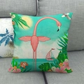 Linnen kussensloop met tropische flamingo-print op een grijze stoffen bank - Tropische Flamingo Zee Illustratie (3)