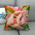 Linnen kussensloop met flamingo en tropische bladeren print op een grijze stoffen bank - Roze Flamingo En Anthurium (4)