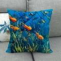 Dettaglio del tessuto in lino della federa con stampe di pesci blu e conchiglie marine - Pesce Blu Astratto (2)