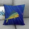 Dettaglio federa in lino con illustrazione di pesce Mahi-mahi su fondo blu scuro - Mahi-mahi Blu Profondo (4)