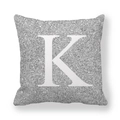 Federa argentata glitterata con lettera K bianca su un cuscino decorativo quadrato - Lettera K