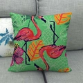 Détail d'une housse de coussin en lin avec flamants roses et hibiscus tropicaux - Style Feuille de Flamant Tropical Vert Lumineux (9)