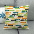Texture détaillée de la taie d'oreiller en lin avec motif de poissons colorés - Poissons Colorés Peints à la Main (1)